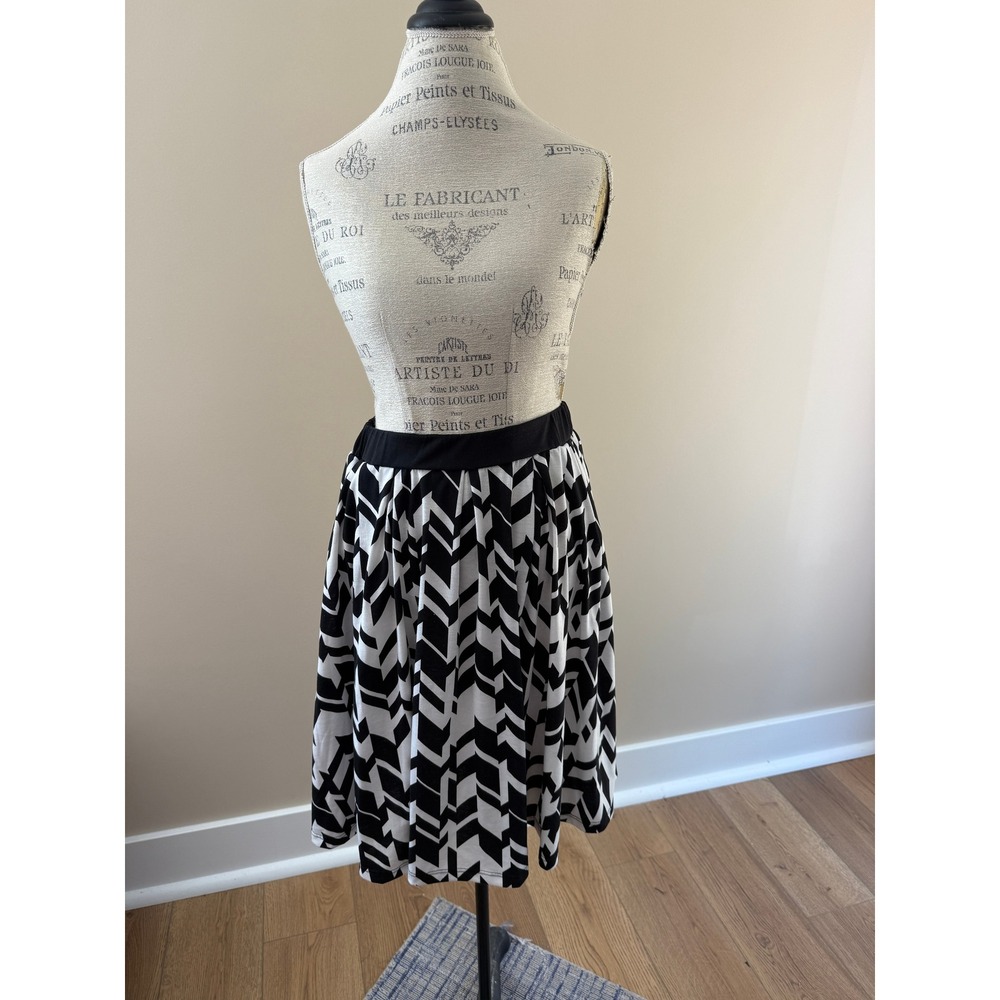 LulaRoe Women's Black/White‎ "Madison" full skirt Size M